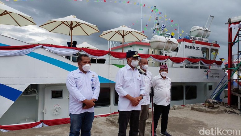 Menhub Budi Karya meresmikan Kapal Wisata Botton Glass di Labuan Bajo, Jumat (18/3/2022).
