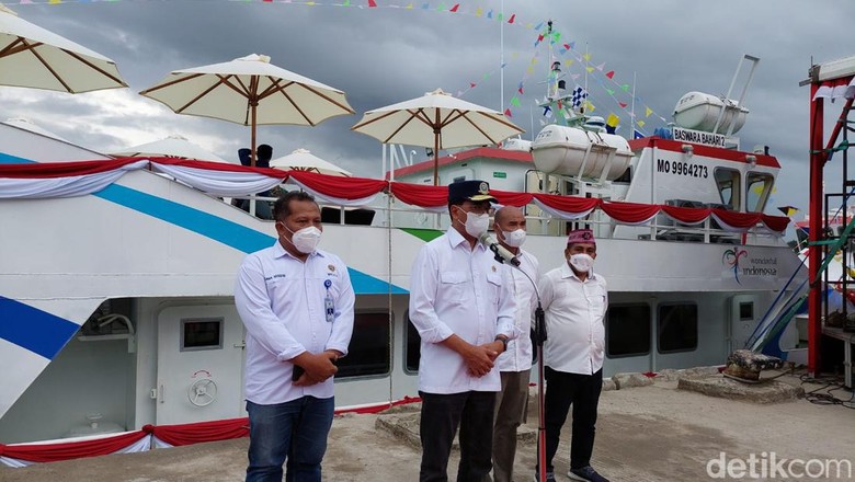 Menhub Budi Karya meresmikan Kapal Wisata Botton Glass Menhub Budi Karya meresmikan Kapal Wisata Botton Glass di Labuan Bajo, Jumat (18/3/2022).