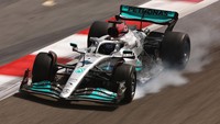 Mercedes kembali memakai warna perak untuk mobil W13, bukan hitam seperti dua musim terakhir. Lewis Hamilton musim ini akan ditemani oleh George Russell. Foto: Getty Images/Lars Baron