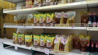 Usai ketetapan HET dicabut dan dikembalikan ke mekanisme pasar, mendadak stok minyak goreng melimpah. Tetapi harganya melambung tinggi nyaris Rp25 ribu per liter. Erick Disy Darmawan/detikcom
