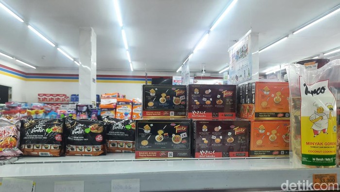 Minyak goreng di minimarket Surabaya
