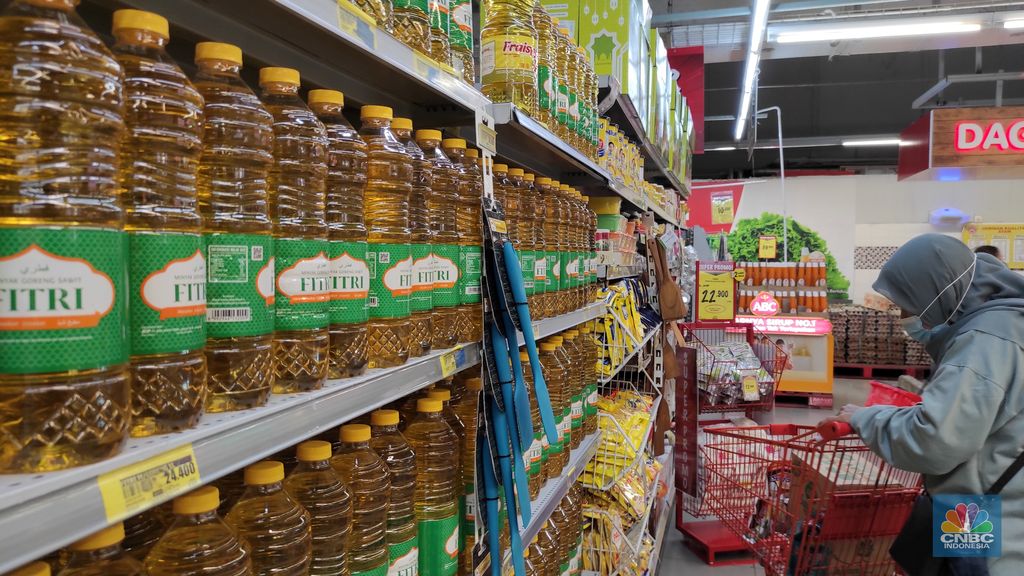 Pengunjung melihat minyak goreng kemasan yang dijual di Superindo, Pamulang 2, Tagerang Selatan, Jumat (18/3/2022). Mulai pukul 00.00 16 Maret 2022 pemerintah mencabut ketentuan Harga Eceran Tertinggi (HET) untuk minyak goreng kemasan sederhana dan premium. (CNBC Indonesia/ Andrean Kristianto)