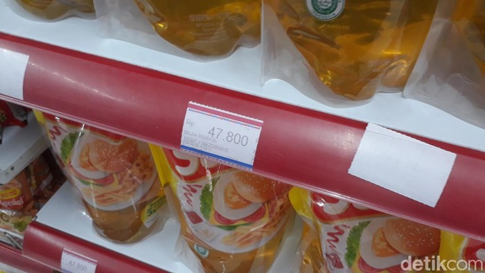 Minyak goreng kemasan di minimarket di Kota Pasuruan tidak terlalu diburu pembeli seperti ketika ada subsidi pemerintah.