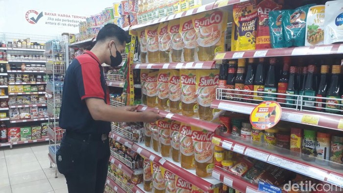 Minyak goreng kemasan di minimarket di Kota Pasuruan tidak terlalu diburu pembeli seperti ketika ada subsidi pemerintah.