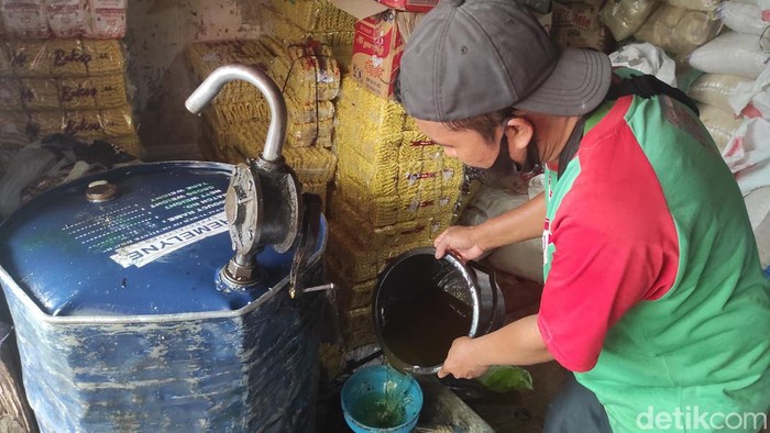 Minyak Goreng Kemasan Langka di Pasar Jombang, Harga Curah di Atas HET