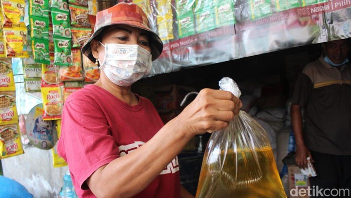 Minyak Goreng Kemasan Langka di Pasar Jombang, Harga Curah di Atas HET