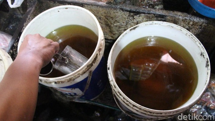 Minyak Goreng Kemasan Langka di Pasar Jombang, Harga Curah di Atas HET