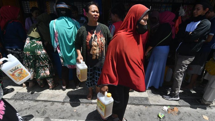 Minyak Goreng Kemasan Mahal, Warga di Palu Beralih ke Minyak Curah Pedagang pengecer melayani pembelian minyak goreng curah di Pasar Masomba, Palu, Sulawesi Tengah, Jumat (18/3/2022). Sebagian warga memilih untuk beralih ke minyak goreng curah yang harganya jauh lebih murah dibanding minyak goreng kemasan. ANTARA FOTO/Mohamad Hamzah/rwa.