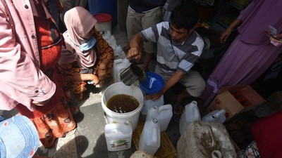 Antrean Minyak Goreng Curah Masih Terlihat di Palu
