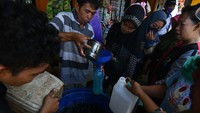Pedagang pengecer melayani pembelian minyak goreng curah di Pasar Masomba, Palu, Sulawesi Tengah. Sebagian warga memilih untuk beralih ke minyak goreng curah yang harganya jauh lebih murah dibanding minyak goreng kemasan.