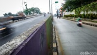Tahun lalu, flyover Gaplek dihias dengan mural untuk menghindari aksi vandalisme. Mirisnya, kini terdapat coretan di beberapa titik flyover.  