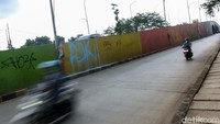 Vandalisme terdapat di sisi-sisi flyover yang dihias mural.   