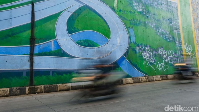 Flyover Gaplek di Tangsel menjadi korban vandalisme. Padahal, flyover sudah dipercantik dengan mural.