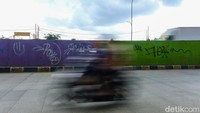 Coretan tak bertanggung jawab tampak di beberapa titik jalan layang Martadinata atau flyover Gaplek, Tangerang Selatan, Jumat (18/3/2022).