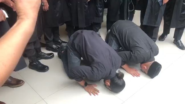 Momen 2 Polisi Penembak Laskar FPI Sujud Syukur Usai Divonis Bebas