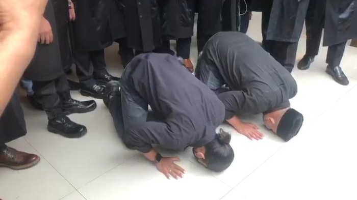 2 Polisi Penembak Laskar FPI Sujud Syukur-Menangis Divonis Bebas