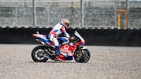 Pebalap Pramac Racing, Johann Zarco, sempat keluar jalur Pertamina Mandalika International Street Circuit sehingga meluncur ke gravel. (Foto: ANDIKA WAHYU/ANTARA FOTO)