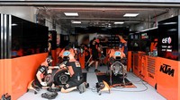Paddock tim KTM saat menyetting motor ridernya, Remy Gardner, di paddock Pertamina Mandalika International Street Circuit. (Foto: ANDIKA WAHYU/ANTARA FOTO)