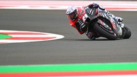 Pebalap Aleix Espargaro dari Aprilia Racing juga unjuk gigi di sesi latihan bebas di Pertamina Mandalika International Street Circuit. (Foto: ANDIKA WAHYU/ANTARA FOTO)