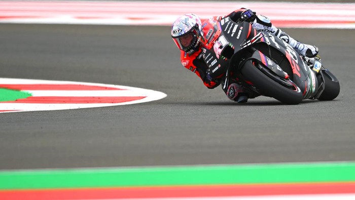 Pembalap Aprilia Racing Aleix Espargaro memacu kecepatan sepeda motornya pada hari terakhir tes pramusim MotoGP 2022 di Pertamina Mandalika International Street Circuit, Lombok Tengah, NTB, Minggu (13/2/2022). ANTARA FOTO/Andika Wahyu/foc.