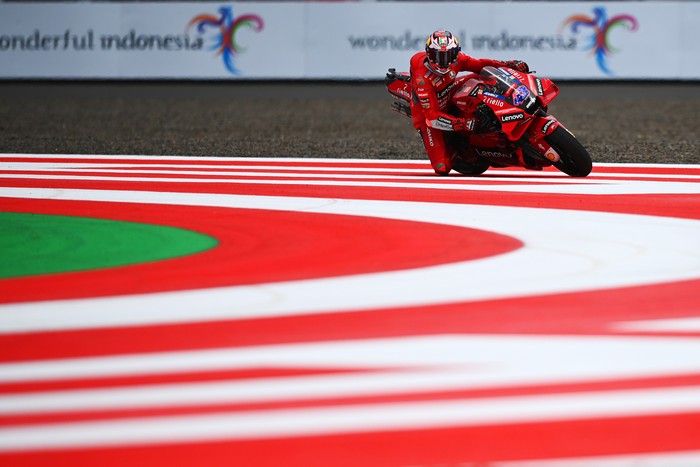 ducati lenovo team jack miller memacu kecepatan sepeda motornya pada hari terakhir tes pramusim MotoGP 2022 di Pertamina Mandalika International Street Circuit, Lombok Tengah, NTB, Minggu (13/2/2022). ANTARA FOTO/Andika Wahyu/foc.
