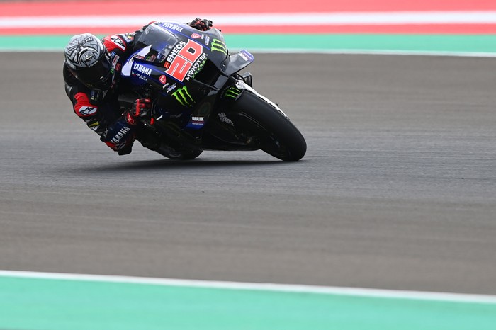 Pembalap Monster Energy Yamaha Fabio Quartararo memacu kecepatan sepeda motornya pada hari terakhir tes pramusim MotoGP 2022 di Pertamina Mandalika International Street Circuit, Lombok Tengah, NTB, Minggu (13/2/2022). ANTARA FOTO/Andika Wahyu/foc.
