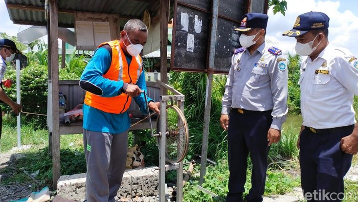 Warga Desa Sogo, Kecamatan Babat membuat palang pintu perlintasan Kereta Api (KA) semi otomatis. Mereka berinovasi dengan barang bekas.