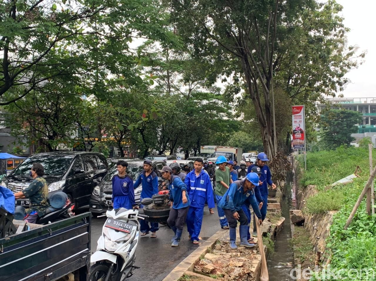 Pasukan biru tangani genangan di sumur resapan Jl Karang Tengah Raya, Lebak Bulus, Jaksel, 18 Maret 2022, sore. (Mulia Budi/detikcom)