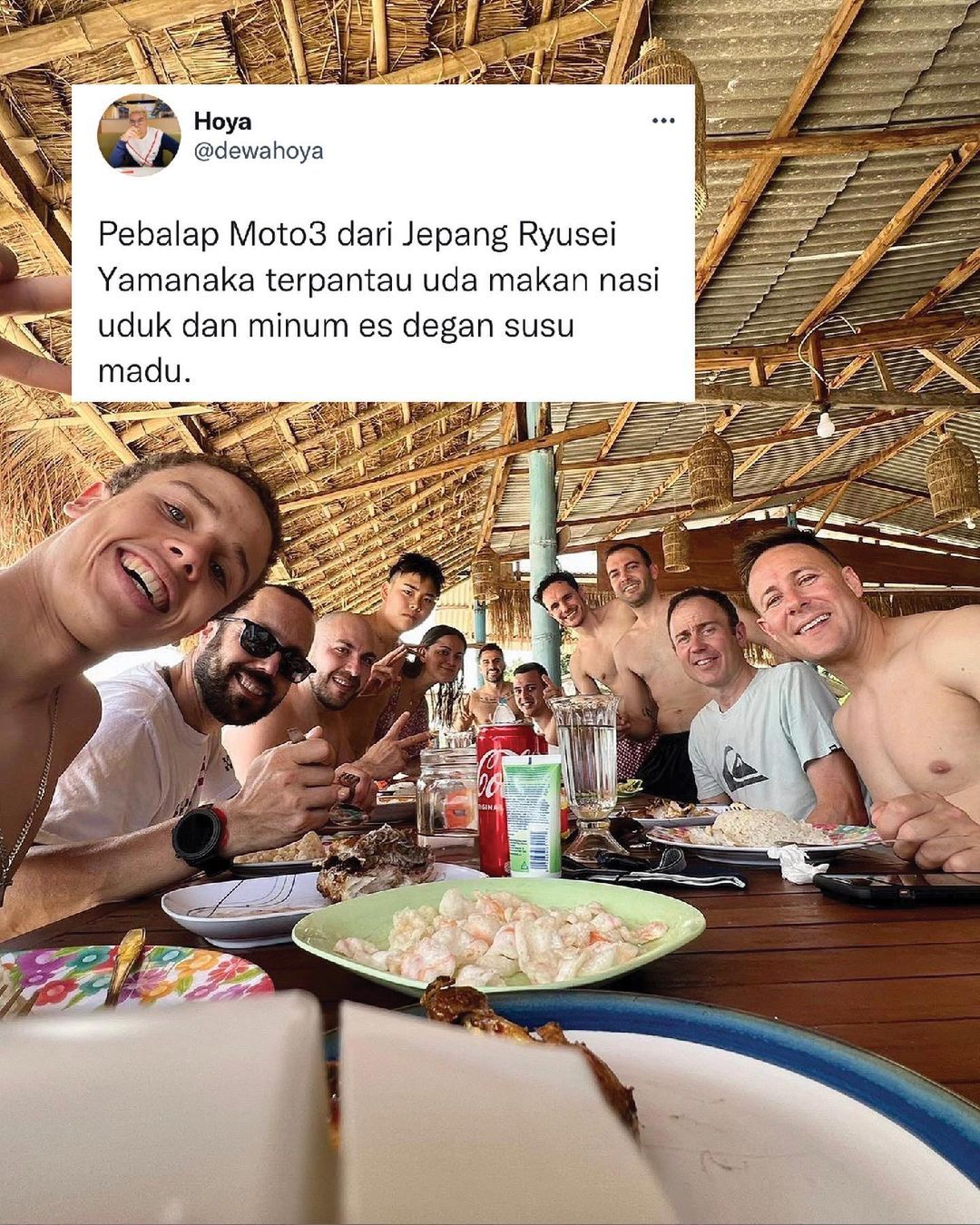 Pebalap makan nasi goreng pakai nasi