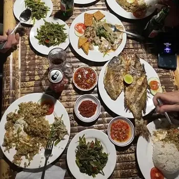 Pebalap makan nasi goreng pakai nasi