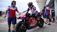 Jadwal latihan yang digelar pada pagi dan siang hari juga ditujukan untuk membiasakan diri dengan cuaca di saat balapan. (AP Photo/Achmad Ibrahim)