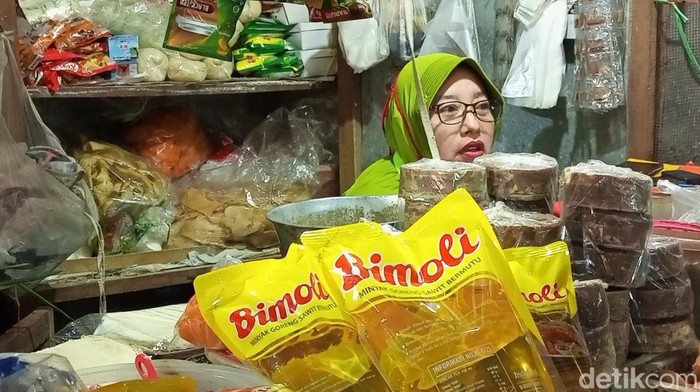 Pedagang di Pasar Kota Rembang, Jumat (18/3/2022).