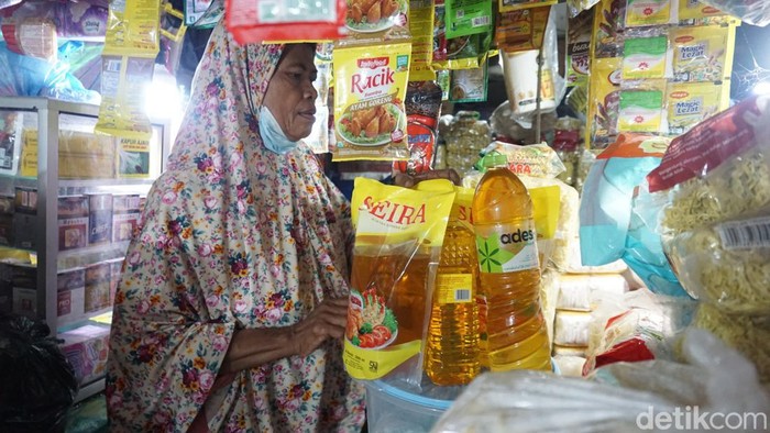 Pedagang di Pasar Mojokerto Sulit Dapatkan Minyak Goreng, Pelanggan Lari