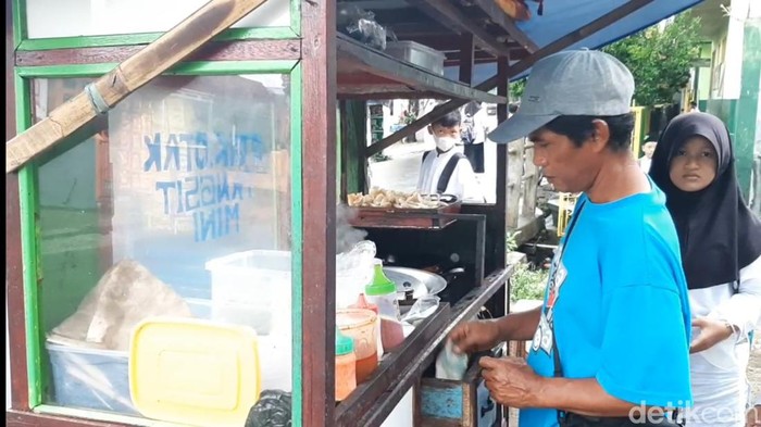 Pedagang gorengan di Tasikmalaya.