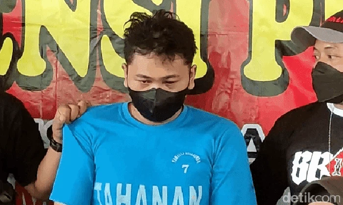 Pelaku pembunuhan ibu dan anak yang mayatnya dibuang di kolong Tol Semarang, Jumat (18/3/2022).