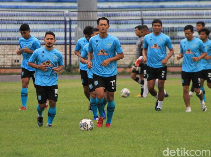 Pemain Persela berlatih