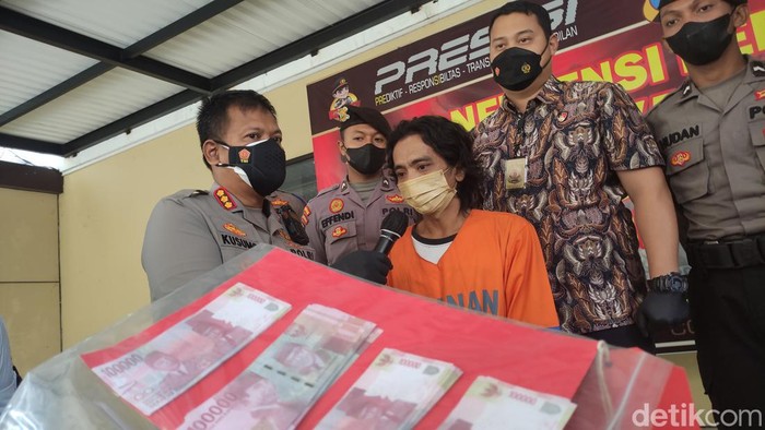 Pembuat uang palsu yang ditangkap di Sidoarjo