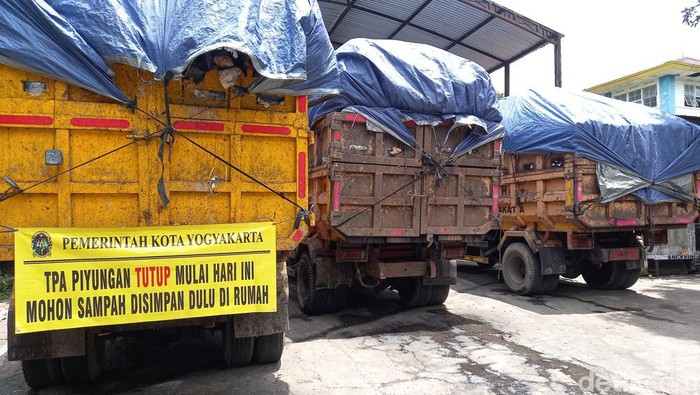 Penampakan truk parkir di TPS Jalan Mawar Baciro Jogja, Jumat (18/3/2022)