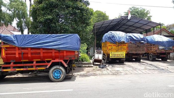 Penampakan truk parkir di TPS Jalan Mawar Baciro Jogja, Jumat (18/3/2022)