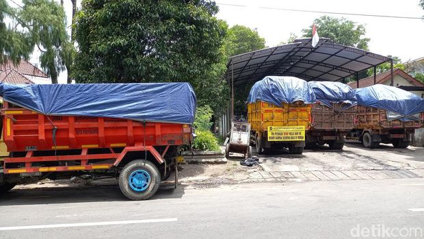 Penampakan truk parkir di TPS Jalan Mawar Baciro Jogja, Jumat (18/3/2022)