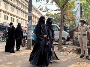 Pengadilan India Kukuhkan Larangan Hijab di Ruang Kelas di Negara Bagian Karnataka