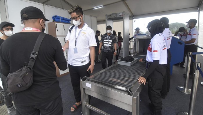 Penonton Berdatangan ke Sirkuit Mandalika Jelang Balapan MotoGP Sirkuit Mandalika mulai ramai didatangi penonton. Mereka datang untuk menyaksikan balapan MotoGP 2022 yang akan digelar di Sirkuit Mandalika.
