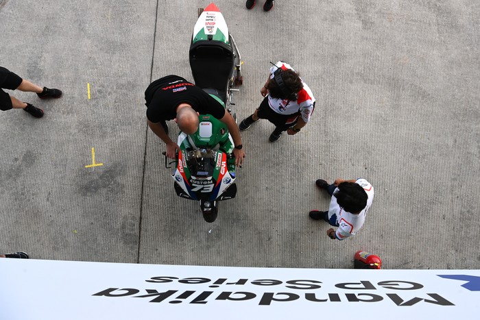 Sirkuit Mandalika mulai ramai didatangi penonton. Mereka datang untuk menyaksikan balapan MotoGP 2022 yang akan digelar di Sirkuit Mandalika.