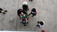 Sementara itu, sejumlah tim melakukan persiapan jelang balapan MotoGP 2022 di Sirkuit Mandalika. (ANTARA FOTO/Andika Wahyu).