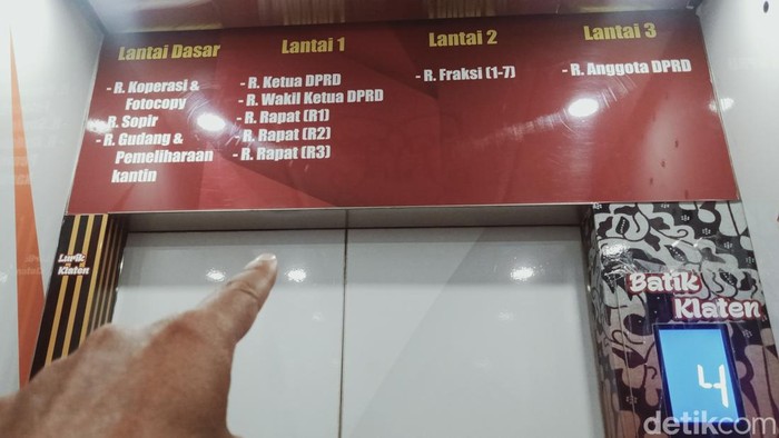 Penunjuk ruangan di lift yang ada di gedung DPRD Klaten.