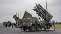 Sistem rudal anti-pesawat Patriot siap tempur milik pasukan Jerman Skuadron 1 berdiri di lapangan terbang bandara militer di Schwesing, Jerman, Kamis (17/3/2022) waktu setempat.  Beberapa unit rudal Patriot tersebut dalam perjalanan ke Slovakia untuk memperkuat sayap timur NATO.  