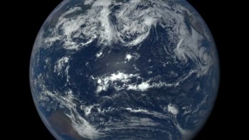Ini adalah rumah kita, Bumi, diambil pada tahun 2016 oleh satelit DSCOVR NASA. Satelit ini mulai mengambil potret Bumi secara teratur dari posisi stabilnya pada jarak satu juta mil. Foto: NASA/NOAA/GSFC/Suomi NPP/VIIRS/Norman Kuring