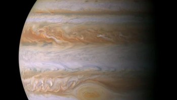 Foto tercantik Jupiter berasal dari jepretan foto pada November 2003 dengan kamera pesawat ruang angkasa Cassini NASA. Menariknya, semua yang terlihat di gambar ini sebenarnya adalah awan, bukan permukaan planet itu sendiri. Cincin putih dan cokelat semuanya merupakan jenis tutupan awan yang berbeda. Foto: NASA/JPL/Space Science Institute