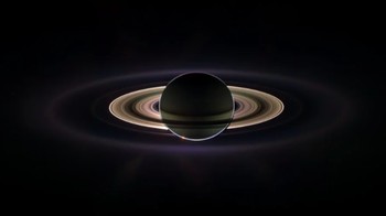 Ketika wahana Cassini akhirnya berhasil melewati Jupiter dan sampai ke Saturnus, ketekunan para pengamat planet terbayar karena mereka berhasil mendapatkan foto-foto luar biasa Saturnus dan bulan-bulannya. Bidikan ini merupakan kompilasi dari sesi foto selama 9 jam yang memungkinkan ilmuwan menangkap pemandangan cahaya latar yang indah ini. Foto: NASA/JPL/Space Science Institute