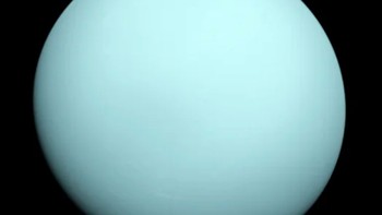 Pada tahun 1986, wahana Voyager 2 berhasil melewati Uranus yang merupakan raksasa es di Tata Surya kita. Planet ini tampak seperti bola biru kehijauan tanpa ciri-ciri khusus. Dominasi warna ini disebabkan kabut awan metana, yang merupakan lapisan terakhir dari gas beku di Uranus. Diyakini ada awan air di suatu tempat di bawah planet ini. Foto: NASA/JPL